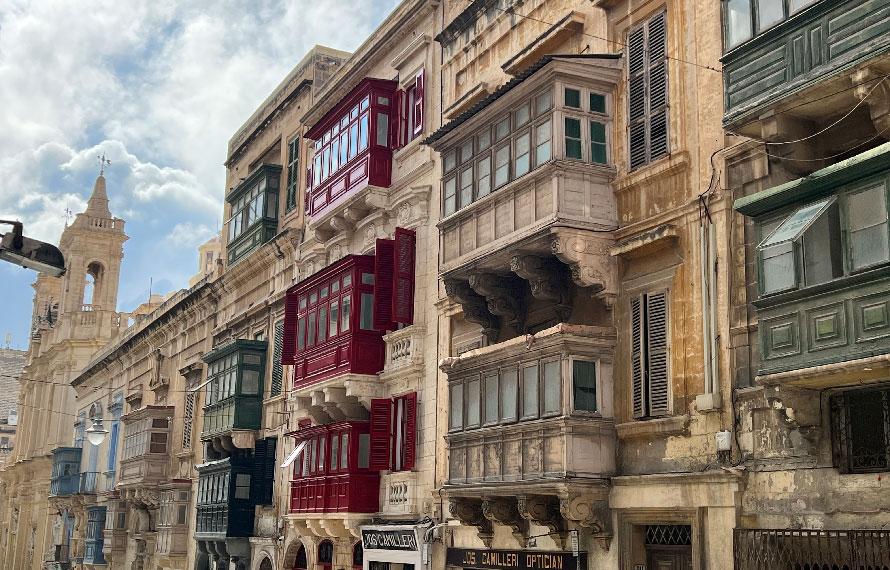 カラフルなバルコニー通