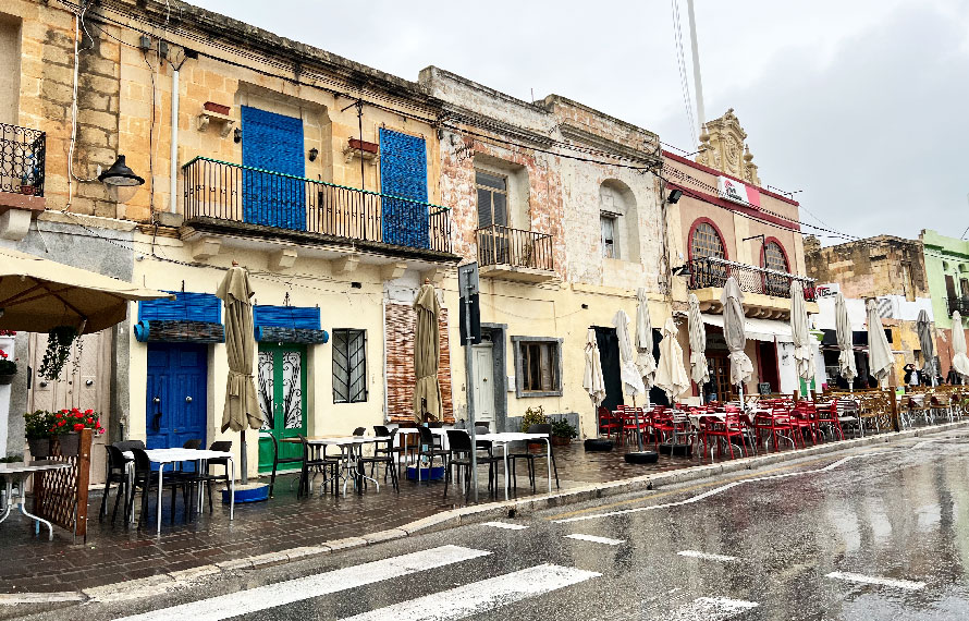 漁師たちが魔除けを願ったカラフルなのが特徴の漁船