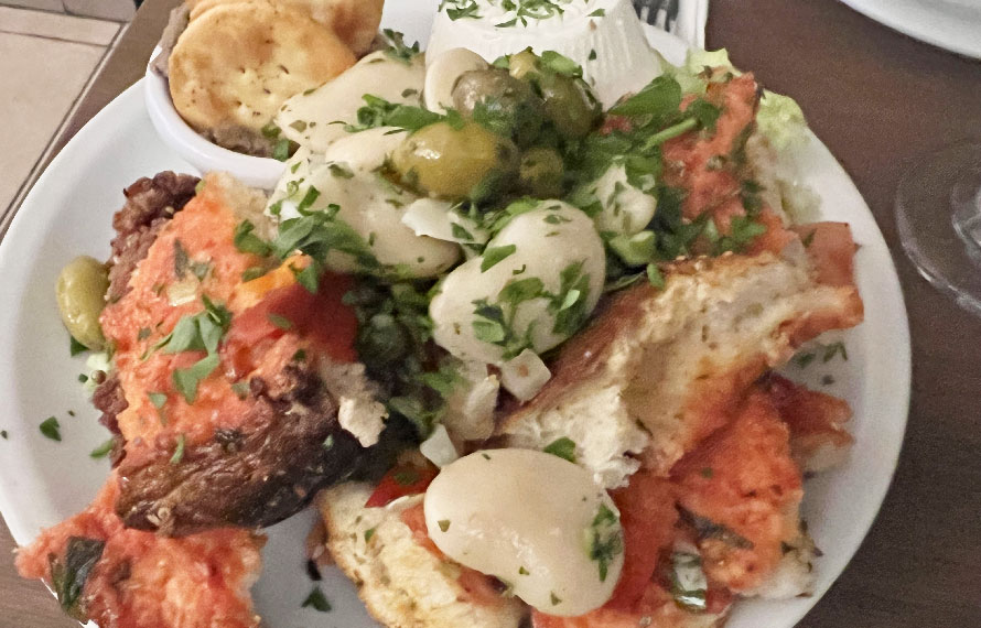 漁師たちが魔除けを願ったカラフルなのが特徴の漁船