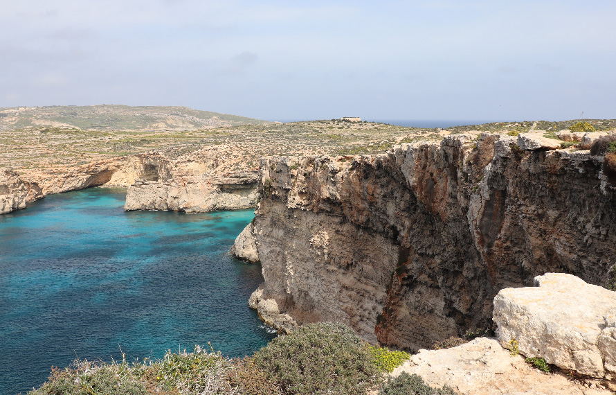 映画「トロイ」の撮影舞台となったブルーラグーンが素晴らしいコミノ島