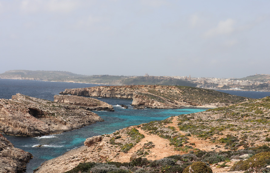 映画「トロイ」の撮影舞台となったブルーラグーンが素晴らしいコミノ島