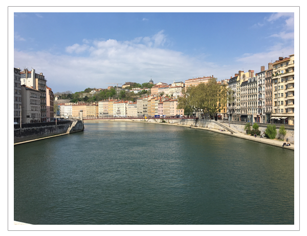 “ローヌ川は端には長い散歩道となっています