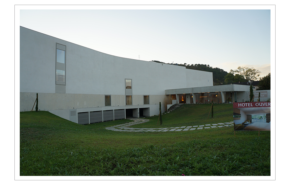 ヴァレント橋沿いにあるベストウェスタンホテル