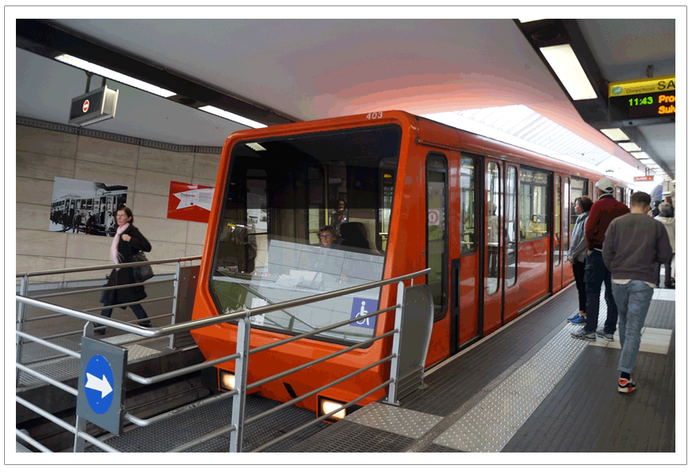 フルヴィエールの丘へは赤いケーブルカー