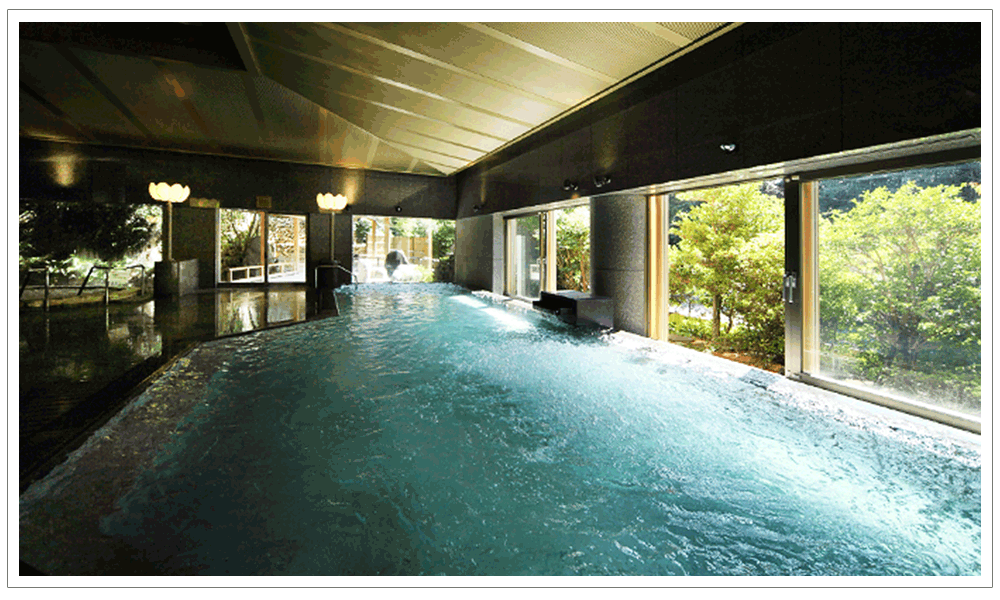 春の新緑、夏の深い緑、秋の紅葉、冬の雪、と四季折々の雰囲気に包まれる客室